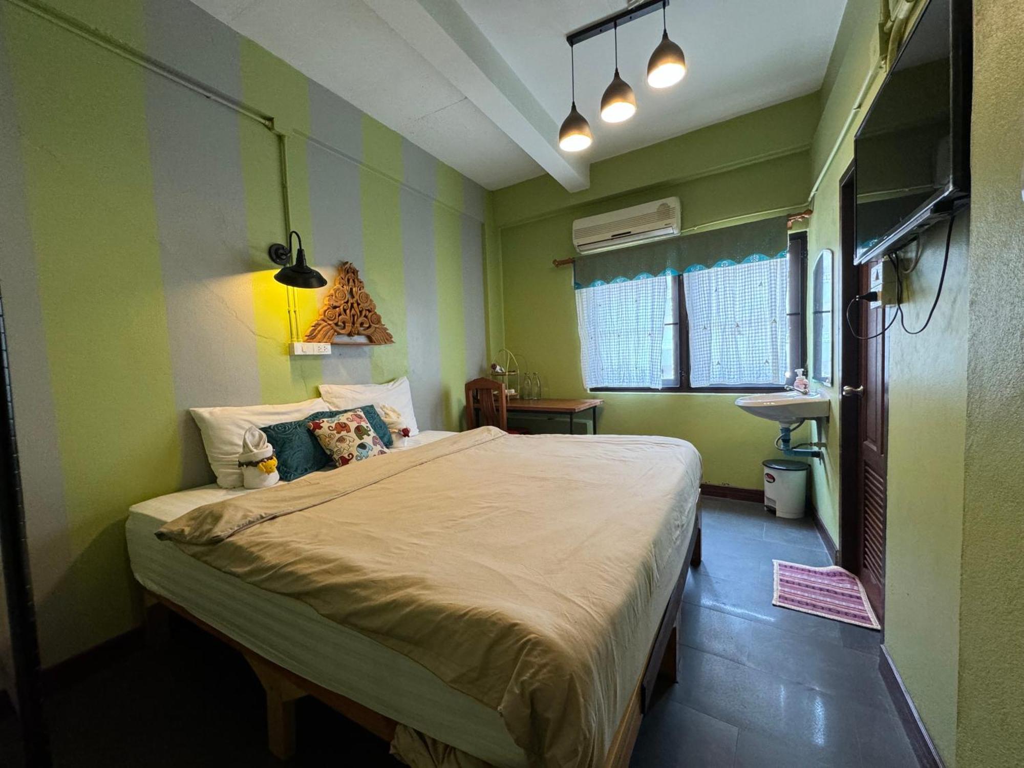 Retro At Phra Sing Guest House Chiang Mai Exterior foto